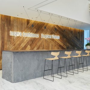 Base de quatro pernas em madeira da cadeira Saya da Arper