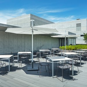 Mesa Leaf quadrada da Arper com estrutura de aço lacado