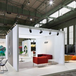 Cadeiras de design Leaf à volta de uma mesa de Compact HPL da Arper
