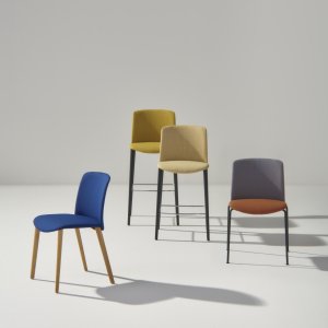 Cadeira de design Mixu da Arper com materiais diferentes no assento e nas costas numa sala de jantar