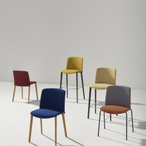 Cadeira de design Mixu totalmente estofada da Arper num lounge de hotel
