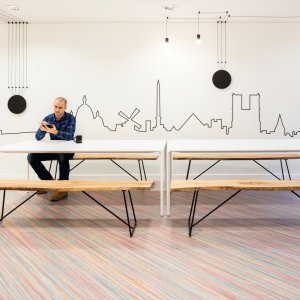 Home office com uma mesa Nuur da Arper e um portátil