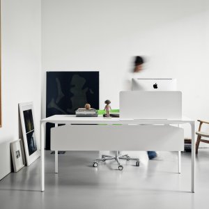 Laminado Fenix cinza no tampo da mesa Nuur da Arper