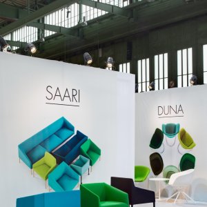 Zona lounge completa com a coleção Saari da Arper