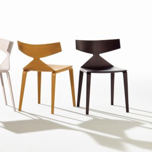 Cadeira de design Saya da Arper com casco de carvalho numa sala de jantar