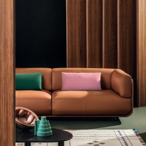 Shaal com mesa baixa numa área de colaboração
