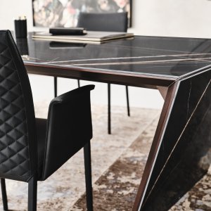 Perna em acabamento titanium na secretária design Nasdaq