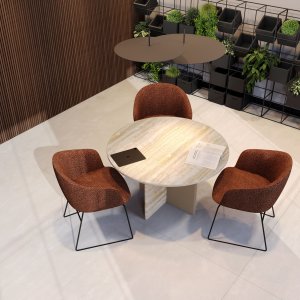 Vista de cima da mesa Ginza em travertino preparada para uma reunião de seis