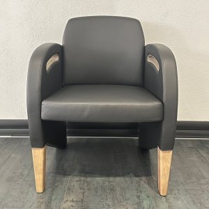 Mesa de conferência semioval iSixty com painel frontal em couro a toda a altura