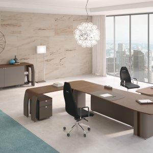 Elevador de ecrãs levantado numa mesa AlfaOmega da Codutti