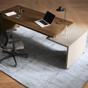 Painel traseiro distanciado do tampo na secretária GO