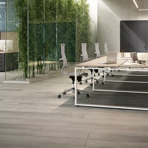 Móvel Bridge Loft entre duas secretárias