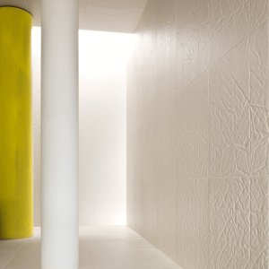 Casa de banho revestida com Folded branco de Raw Edges