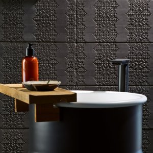 Assentamento de Bas-Relief com junta de 2 mm e cunhas