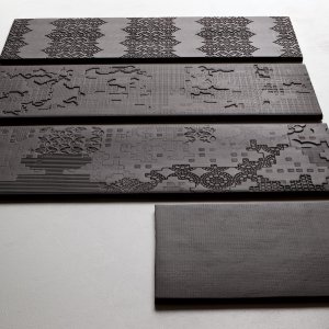 Bas-Relief Nero com claro-escuro profundo