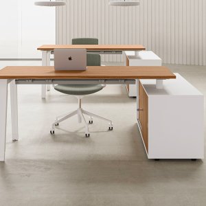 Secretária operativa E-Place da DVO Office sobre cavalete branco