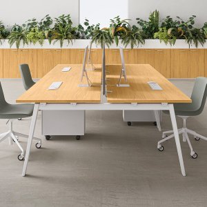 Painel frontal trapezoidal sob uma secretária E-Place da DVO