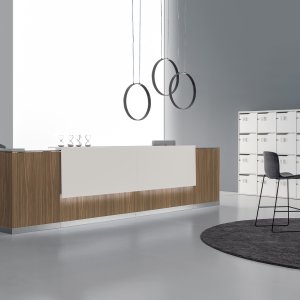 Balcão de receção Qubo da DVO Office em carvalho natural com tampo branco
