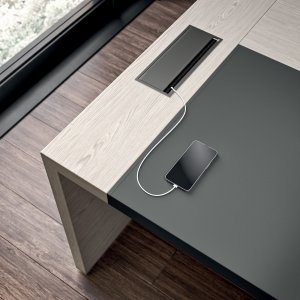 Costura tom sobre tom na pele da e-10 Quadrifoglio