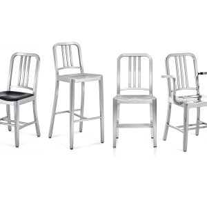 Cadeiras de design Navy 1006 da Emeco em alumínio escovado à volta de uma mesa