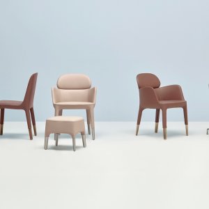 Cadeira Ester 691, 48 cm de largura, numa sala de reunião