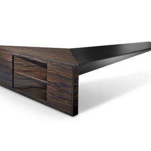 Mesa baixa Euclideo de 120 por 55 com tampo facetado