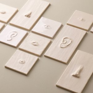 Plain Tiles Sand Matt 30×30 da Mutina no chão de um corredor