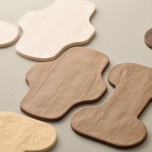 Mud mate e Mud brilhante lado a lado, grés porcelânico Mutina