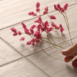 Figure em Chalk Matt numa parede, cerâmica de design da Mutina