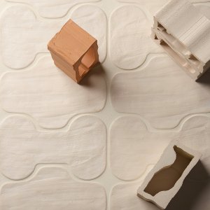 Tijolo Body em Chalk numa parede, Faces & Figures da Mutina