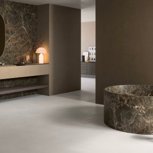 Torneiras de design Flora em Brushed Steel Look num tampo de mármore cinzento