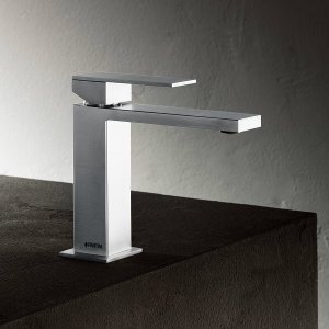 Monocomando de lavatório Mint de Fantini F004 em cromado sobre a bancada
