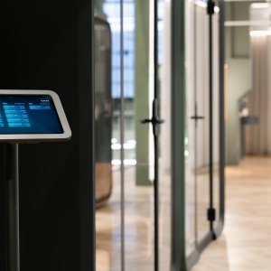 Framery One Compact em acabamento escuro junto às secretárias