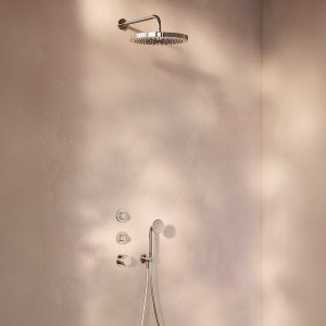 Chuveiro de mão Flora da Fantini no suporte de parede com tomada de água