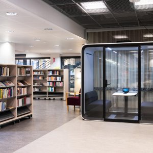 Framery Four em acabamento escuro junto às secretárias
