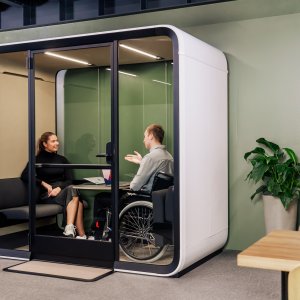 Framery Four Accessible com mobiliário rebatível