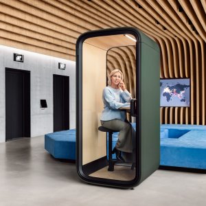 Interior da Framery One Compact com mesa de contraplacado de bétula
