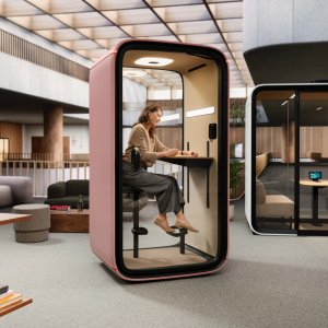 Secretária elétrica elevada para trabalho em pé na Framery One