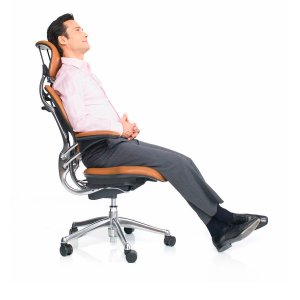 Freedom da Humanscale diante de uma secretária de direção