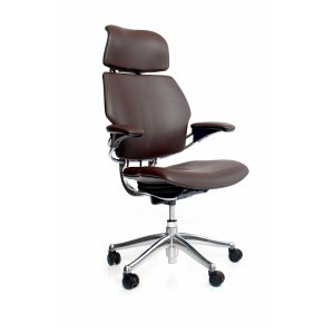 Cadeira de direção Freedom da Humanscale com apoio de nuca em pele