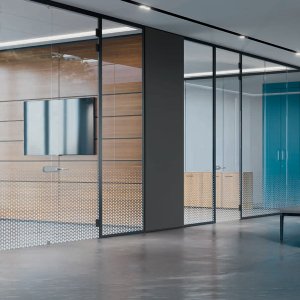 Painel cego pendurado no exterior de um perfil de alumínio