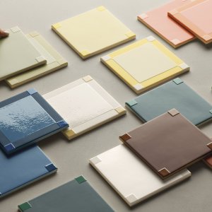 Homage to the Square na cor Chocolate