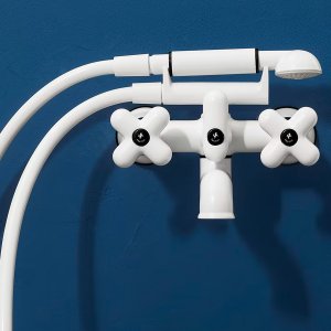 Fantini I Balocchi em branco mate: bateria de três furos sobre cerâmica clara