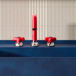 Casa de banho com duche e lavatório em azul equipados com I Balocchi da Fantini