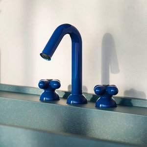 Bica em arco lacada a vermelho da misturadora de lavatório I Balocchi da Fantini