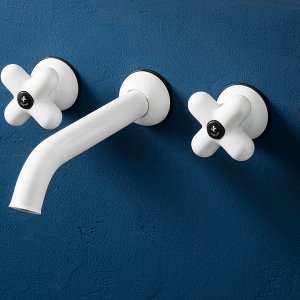 Torneiras de design I Balocchi da Fantini: bateria de três furos vermelha e cromada em lavatório azul