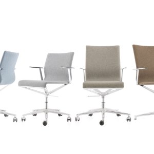 Cadeiras de reunião Stick Chair da ICF Office à volta da mesa