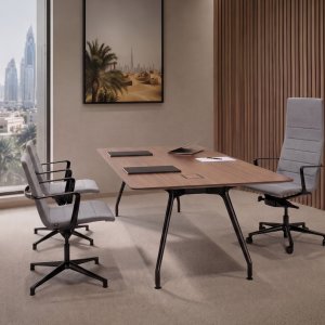 Calha de cabos sob o tampo de uma mesa UniTable da ICF