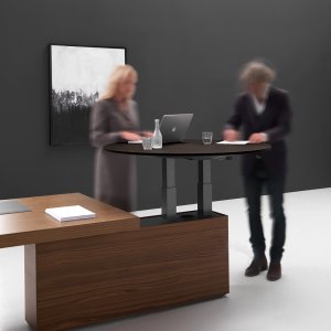 Sala de reuniões com mesa e credências Kyo