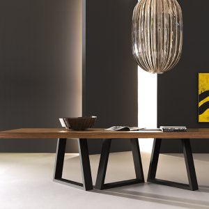 Acabamento de cimento artesanal numa mesa Kyo